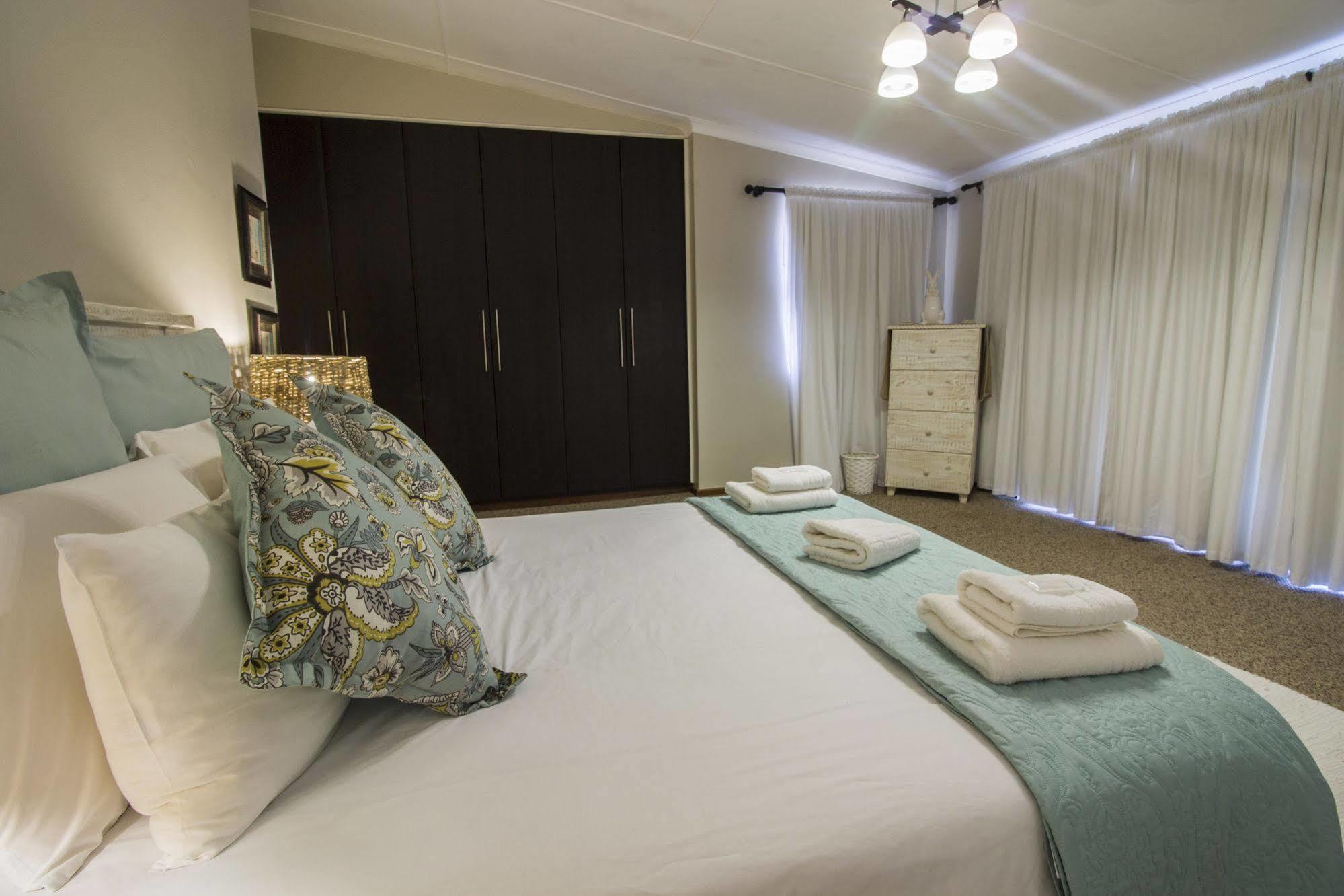 Madiolyn Apartment Джефрис Бей Екстериор снимка